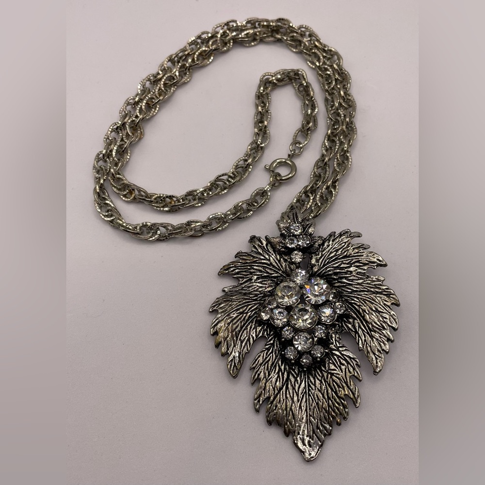 Beautiful Vintage Silver Tone Chain Linked Necklace Large Leaf Crystal Pendant - Picture 3 of 7